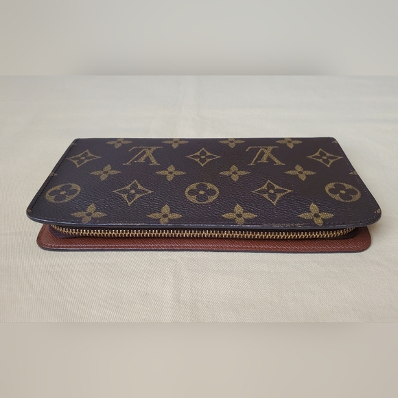 Louis Vuitton Monogram Zippy Wallet - Picture 5 of 16